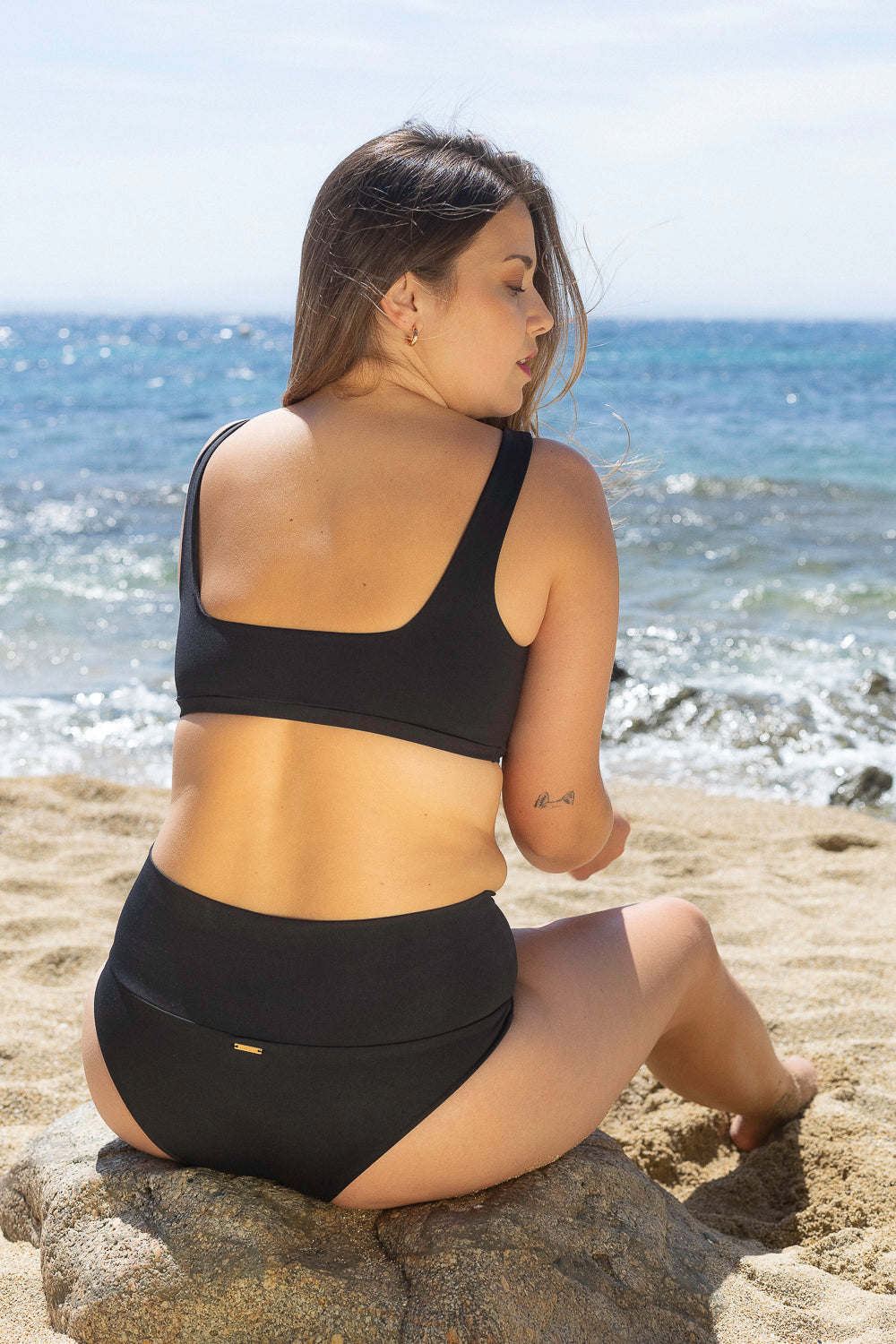 Cropped bikini top with an extra soft touch, fine lining and thick feel. Made sustainably and ethically in Europe from finest polyamide. Perfected fit for every body shape.